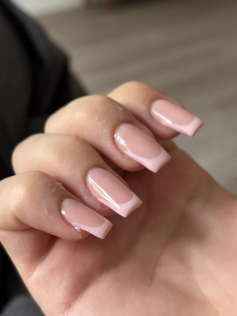 Roséfarbene French-Maniküre