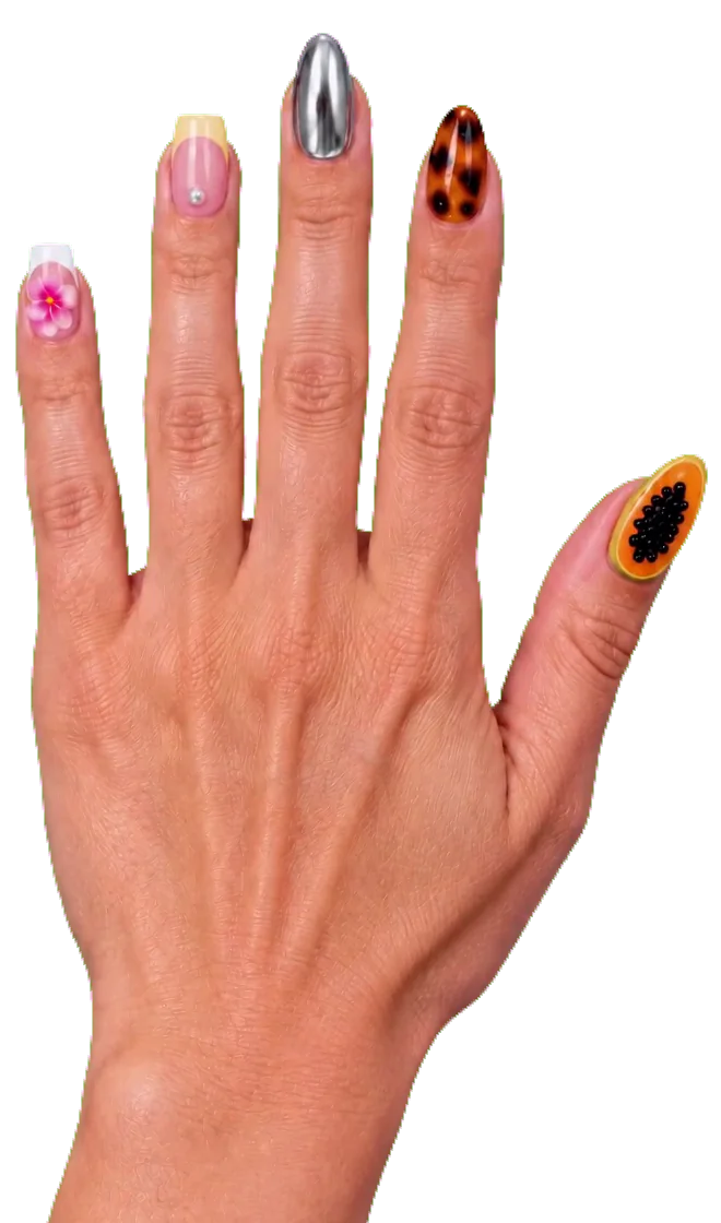 Geöffnete Hand mit fünf verschiedenen Nageldesigns: French mit 3D-Blüte, Pastell-French mit Perle, Silber-Chrome, Schildpatt und Papaya Nail Art